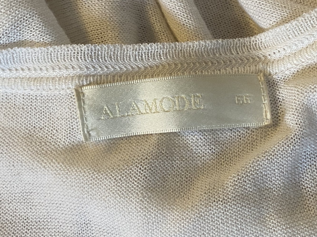 Lange weiße Strickjacke