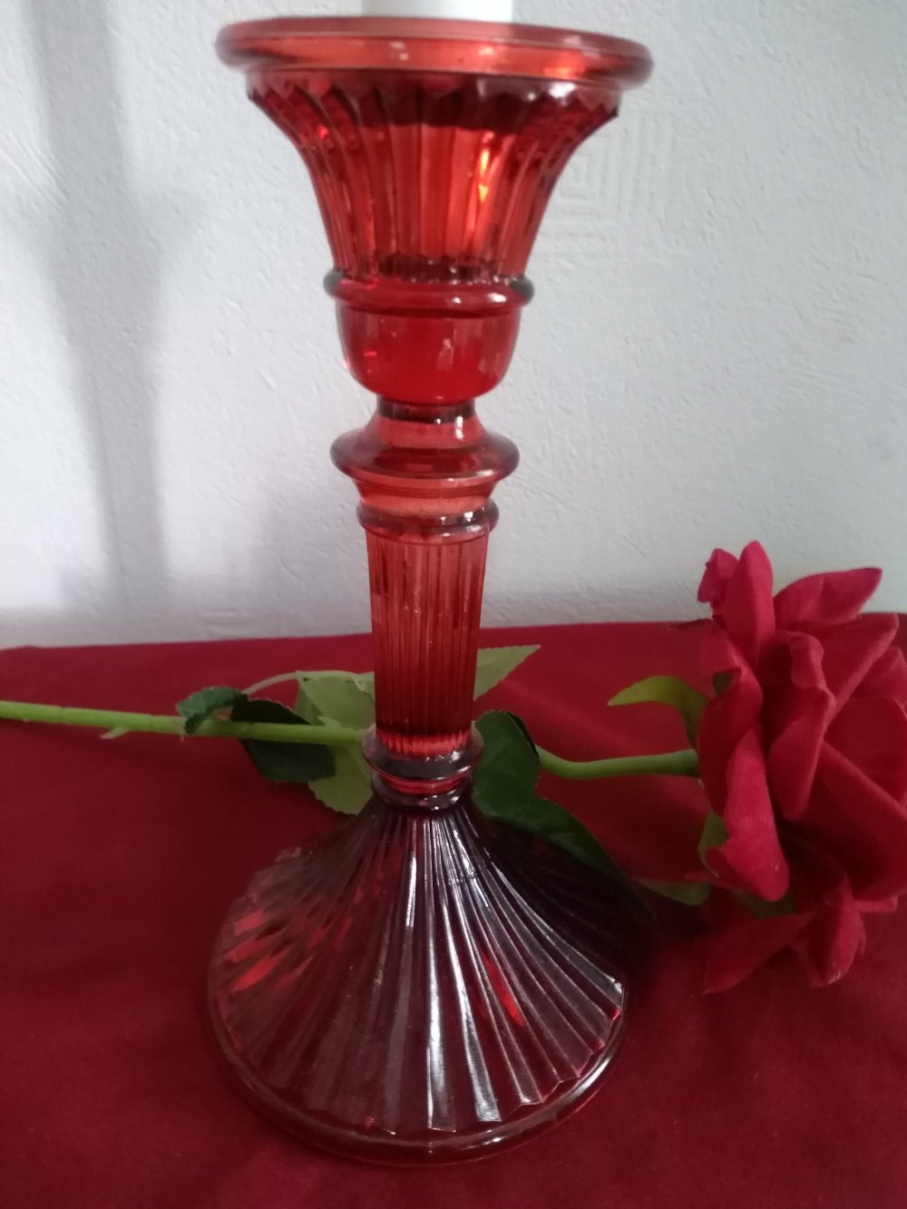 Roter Kerzenständer