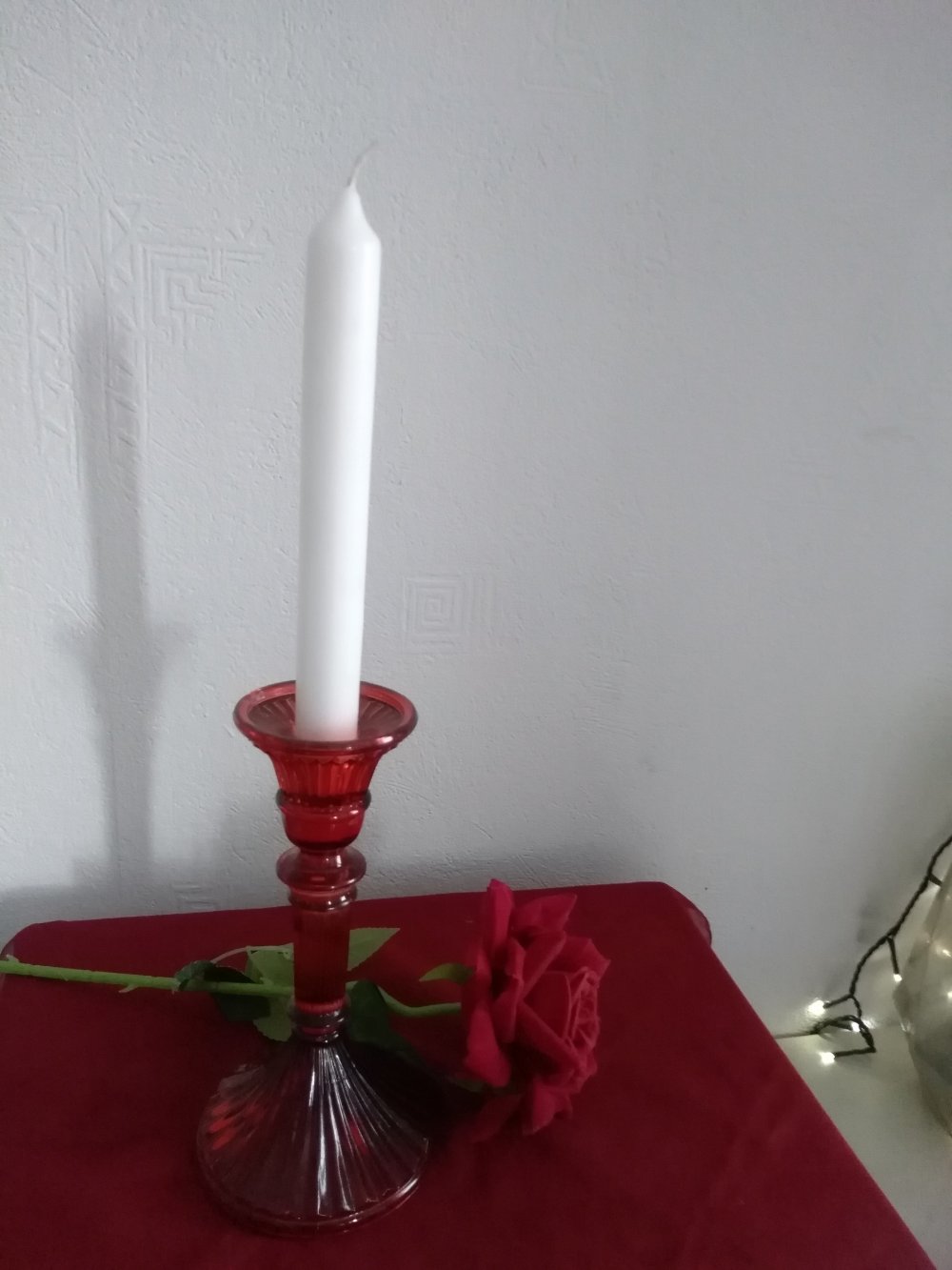 Roter Kerzenständer