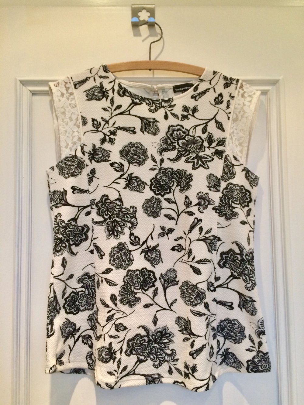 Top, schwarz-weiß mit Spitzendetail, Gr. 38