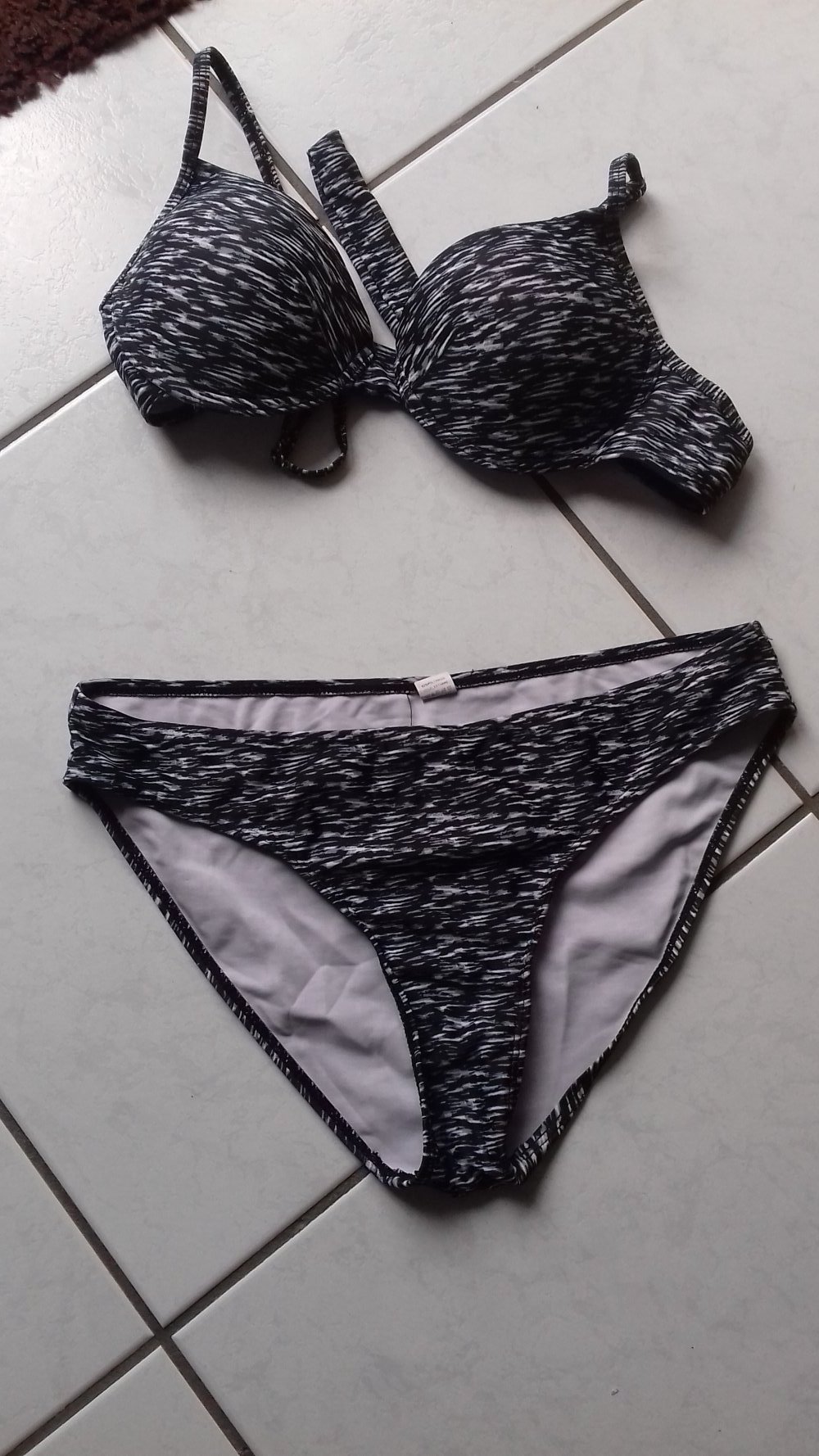 schöner Bikini Gr. 40/42 (Cup B) € 5,--