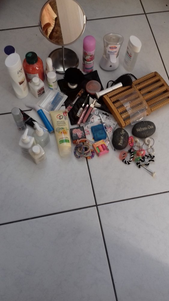 großes Kosmetikpaket zusammen €15,-- (vieles ist neu)