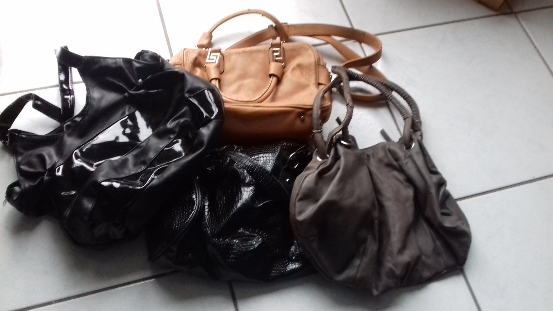 4 Handtaschen - teilweise Gebrauchsspuren - zusammen € 3,--