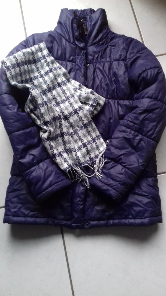 warme Jacke Gr. 38 mit passendem Schal zusammen € 8,--
