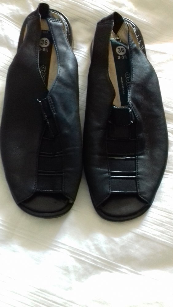 schwarze Leder-Sandalen Gr. 36 von C&A € 5,--