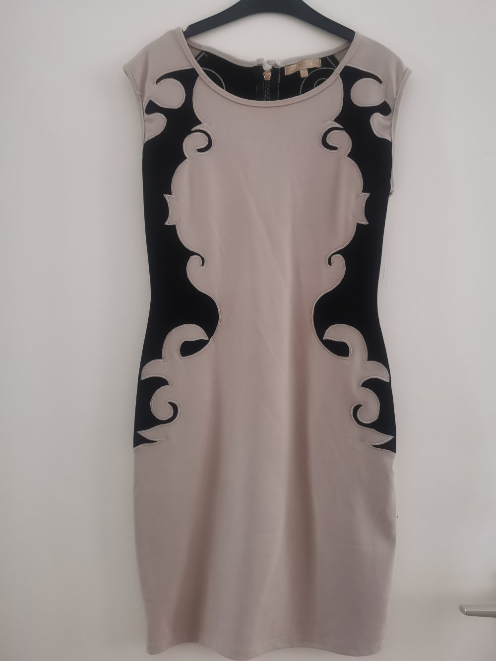 Gemusterts Kleid 