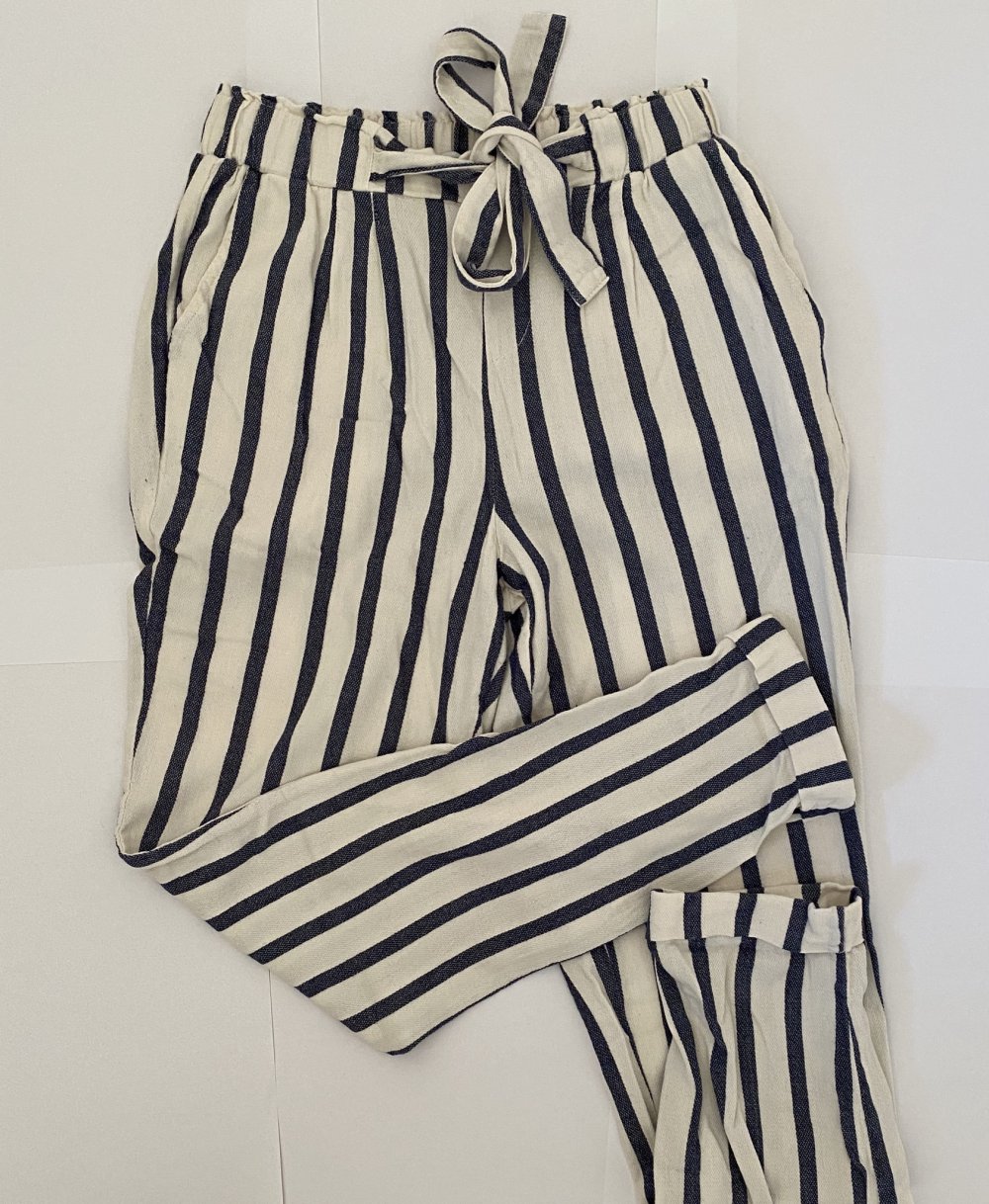 Blau-weiss gestreifte Hosen