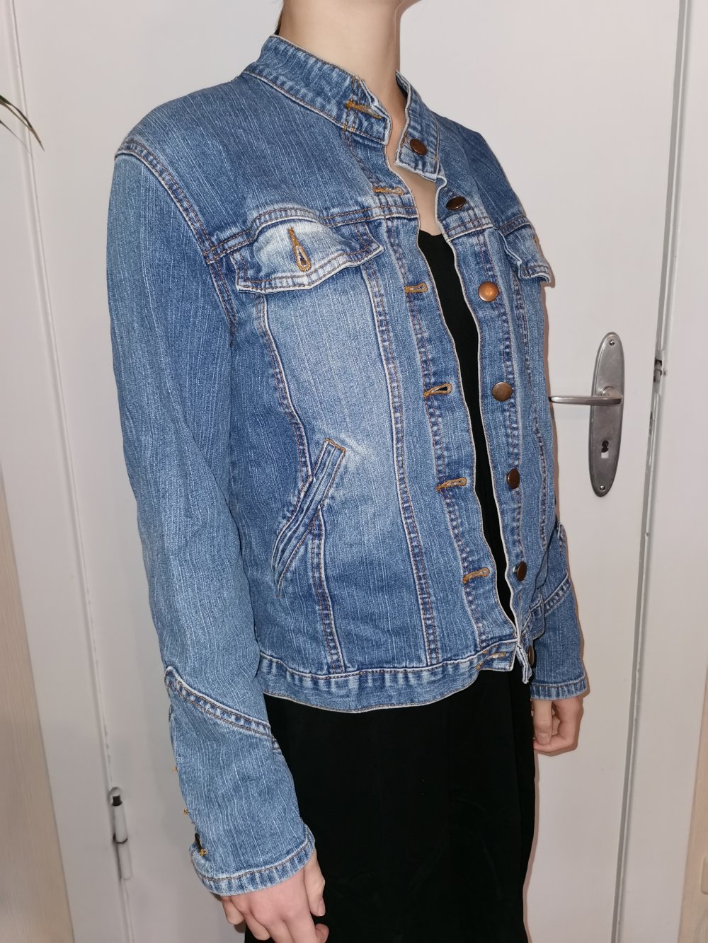 Jeansjacke mit Motiv auf dem Rücken 