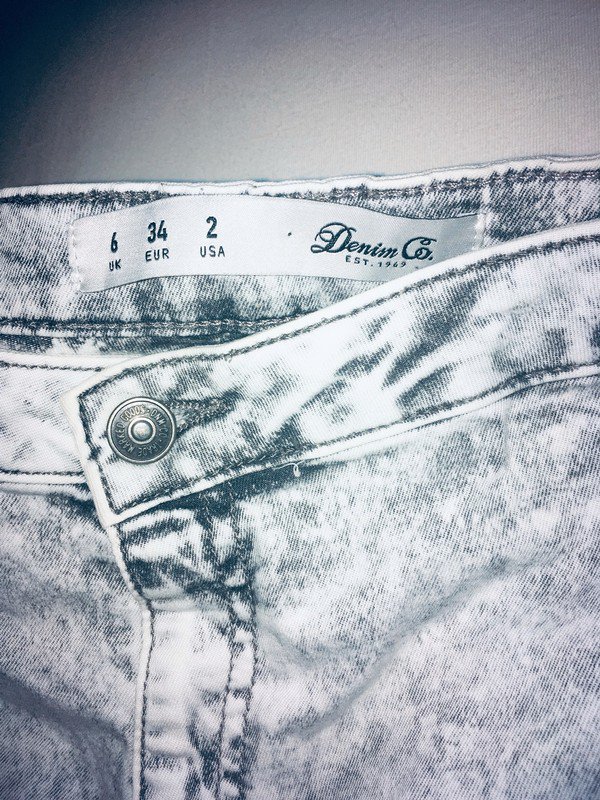 Nicht getragene, graue, enge Hose