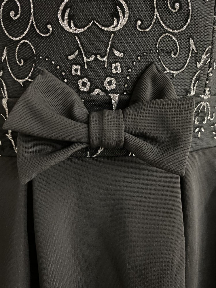 schwarzes Kleid