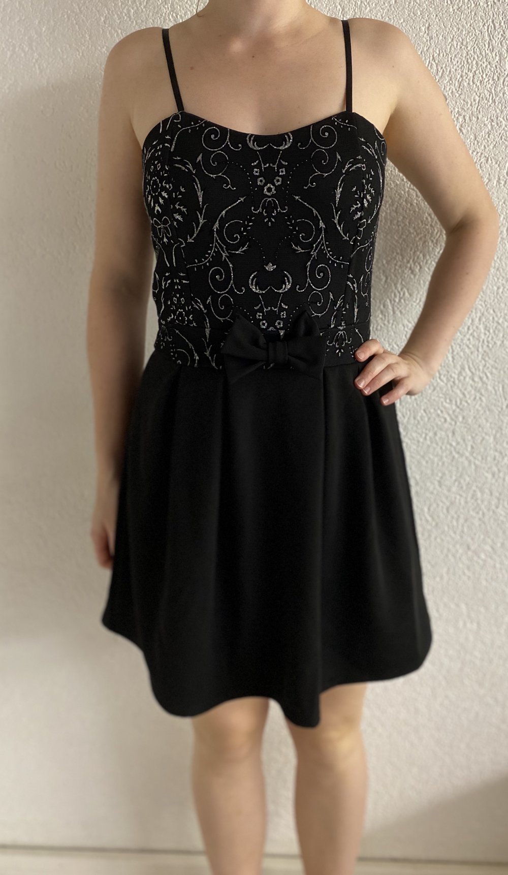 schwarzes Kleid