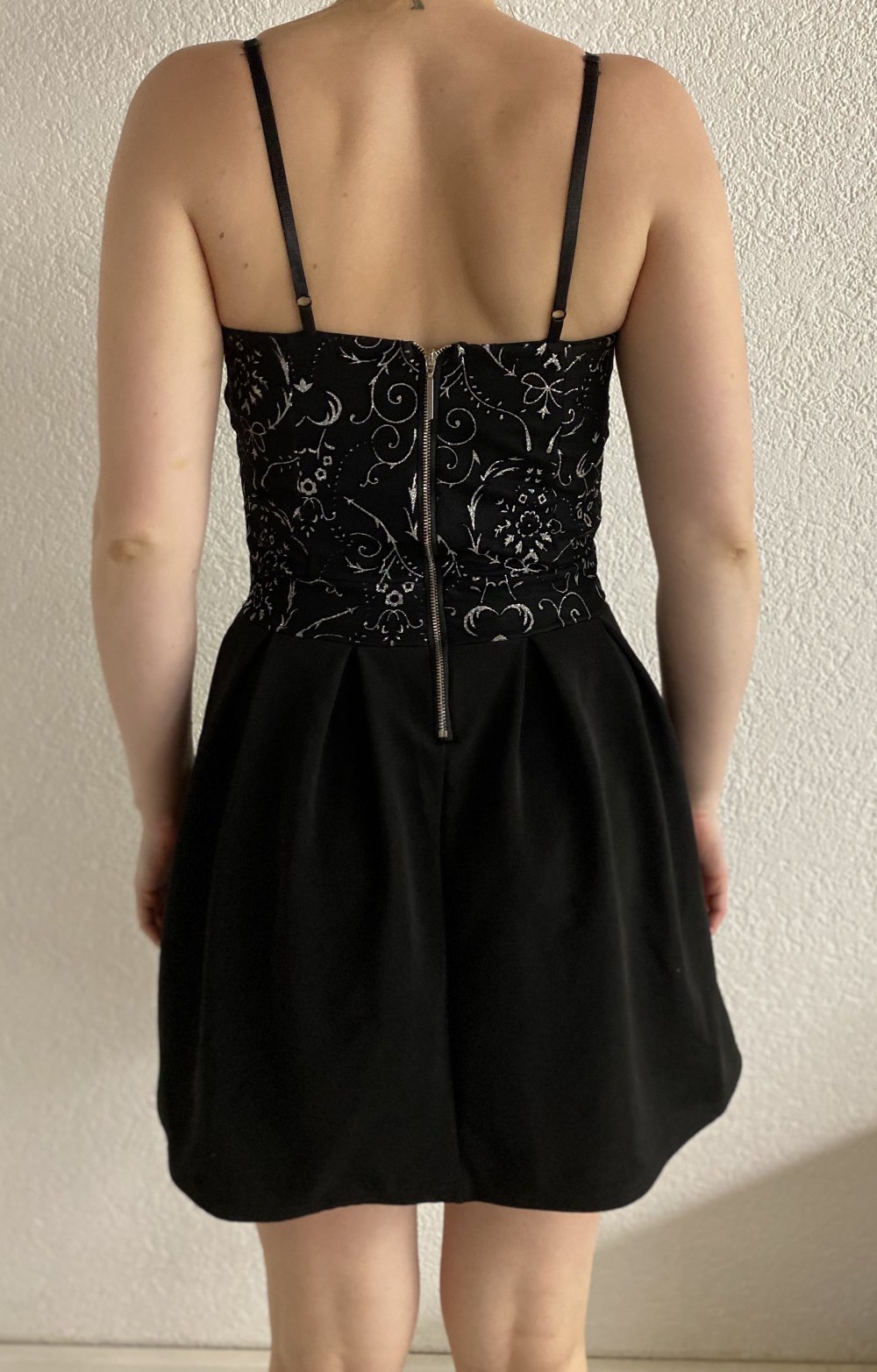 schwarzes Kleid