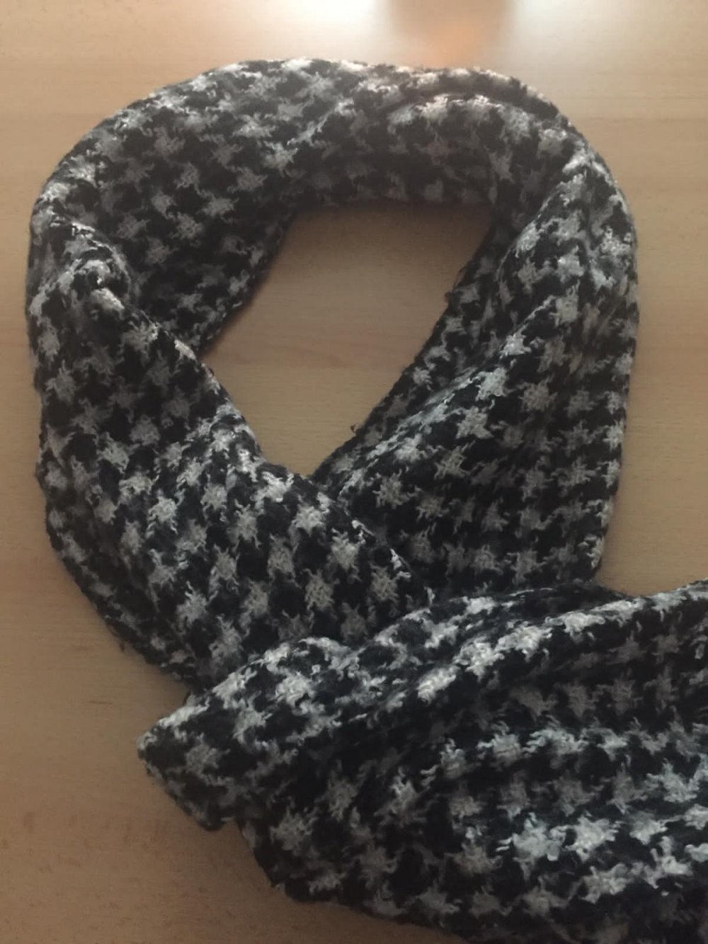 Sehr schöner Damen Winter Strickschal schwarz weiß 