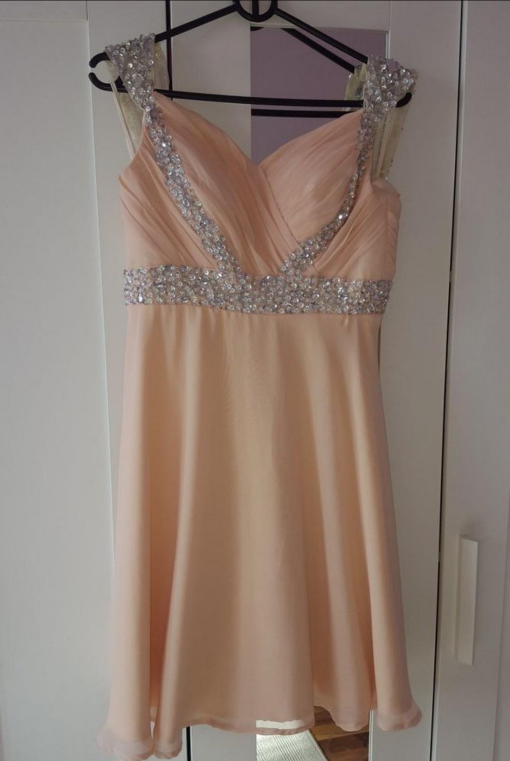 Kurzes Cocktailkleid mit Pailletten