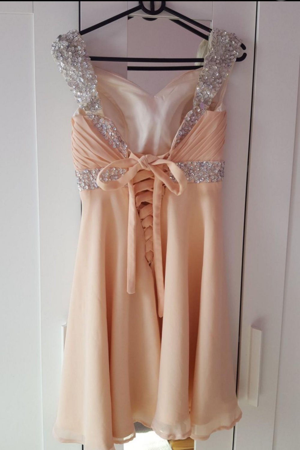 Kurzes Cocktailkleid mit Pailletten