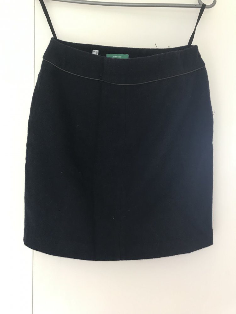 Enger dunkelblauer Minirock von Montego