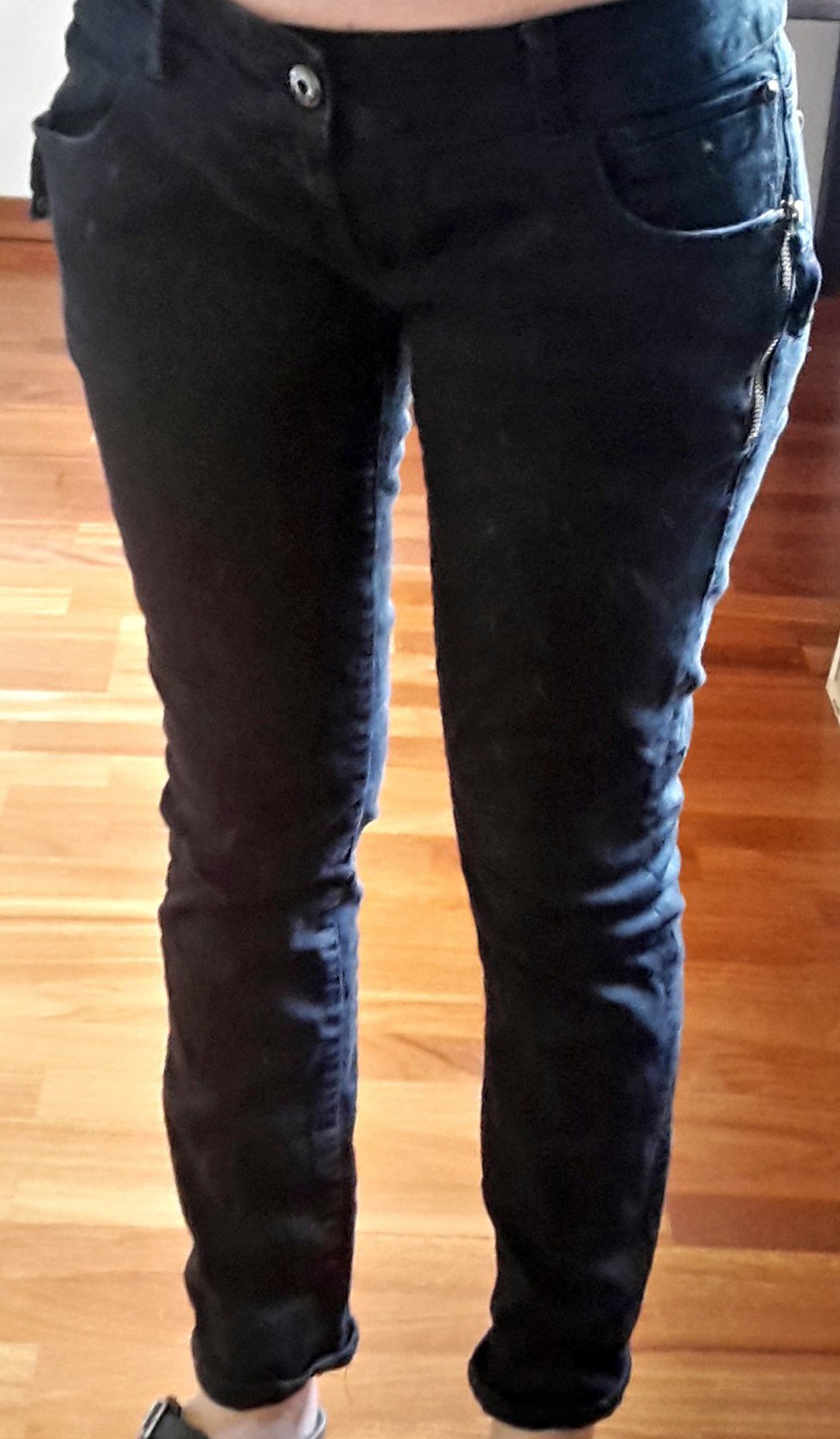 Schwarze Jeans mit Reißverschlüssen verziert
