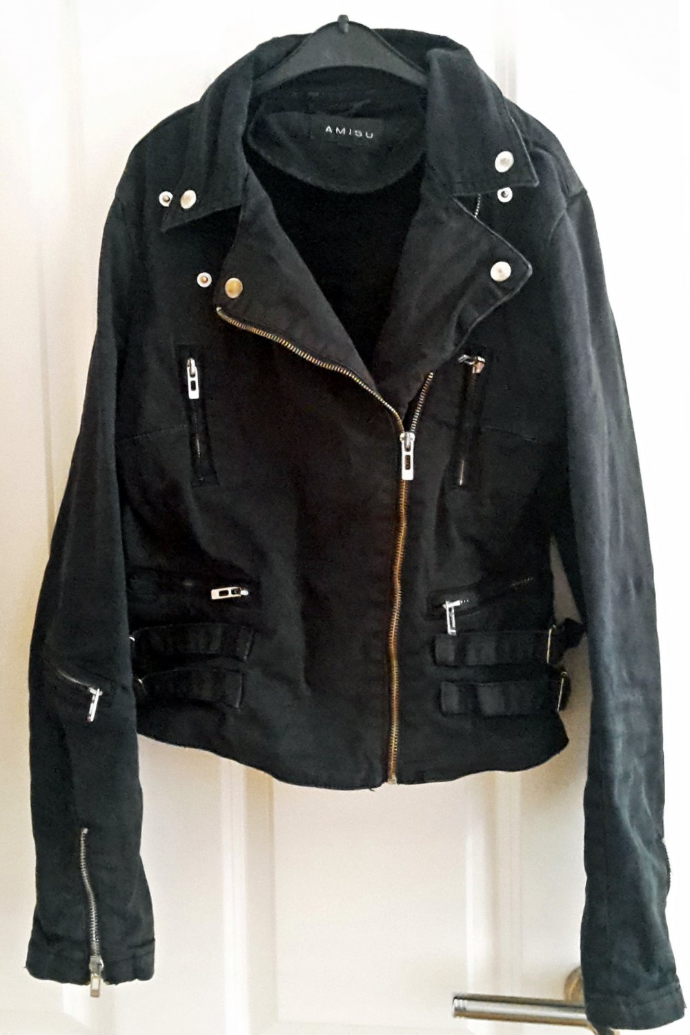 Schwarze Jacke mit Reißverschlüssen verziert