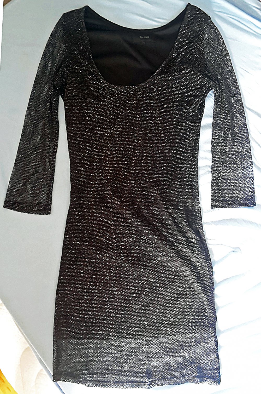 Schwarzes Minikleid mit silbern glitzerndem Netzstoff