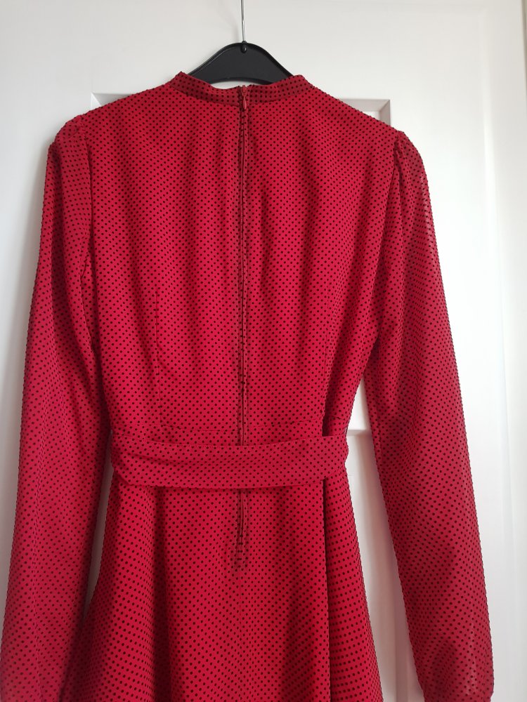 wunderschönes rotes langärmliges Chiffon-Kleid