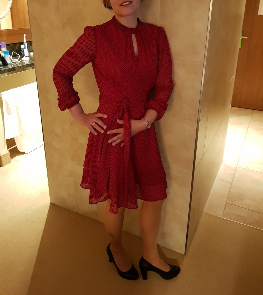 wunderschönes rotes langärmliges Chiffon-Kleid