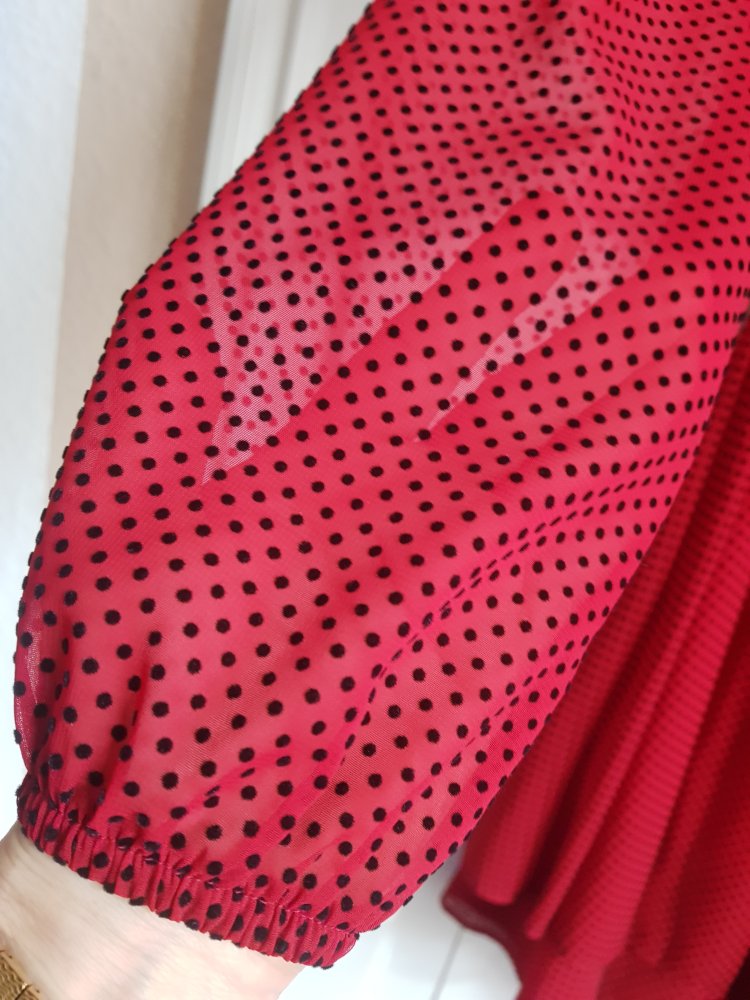 wunderschönes rotes langärmliges Chiffon-Kleid