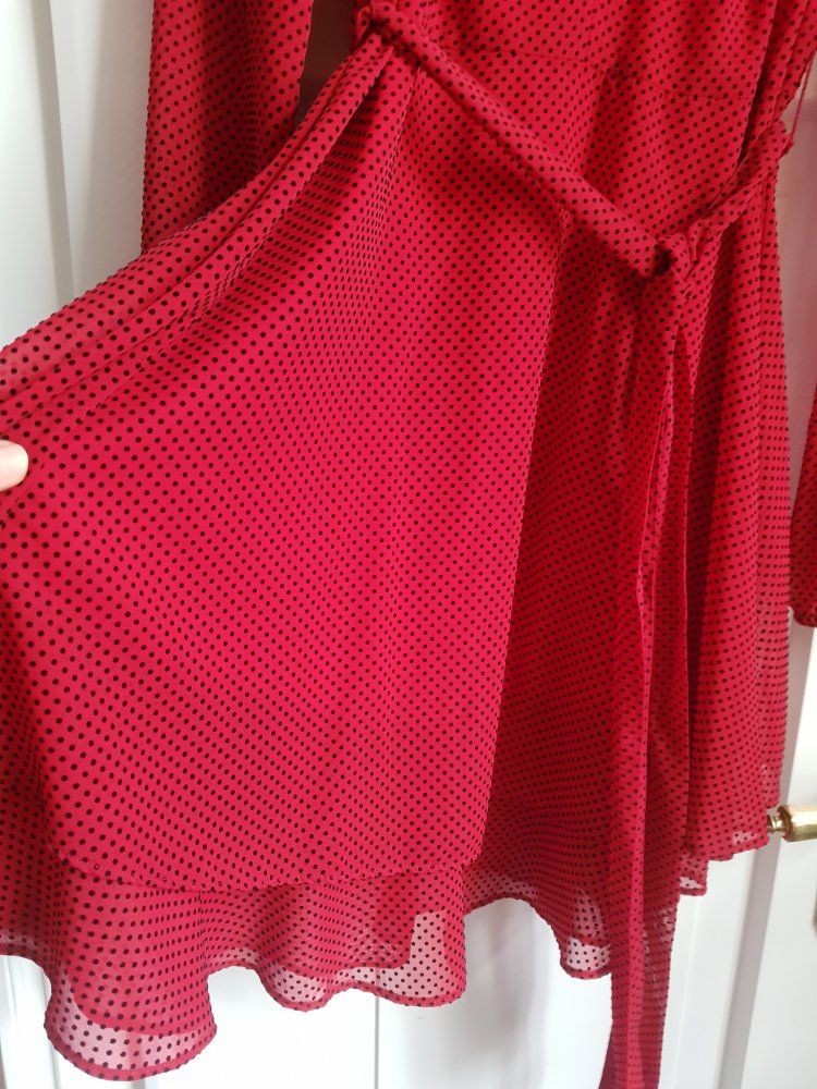 wunderschönes rotes langärmliges Chiffon-Kleid