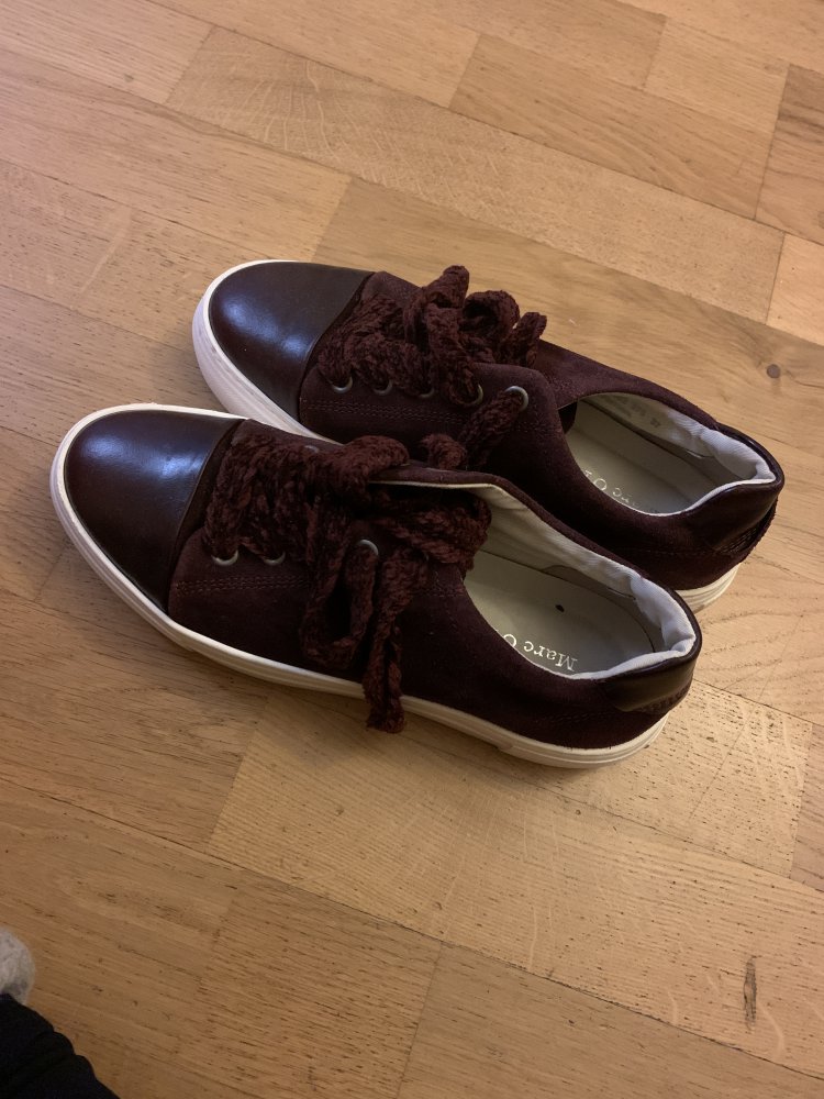 Red sneaker 