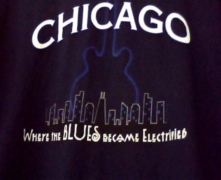 Musikinspirierendes Shirt in weiss/dunkelblau/schwarz