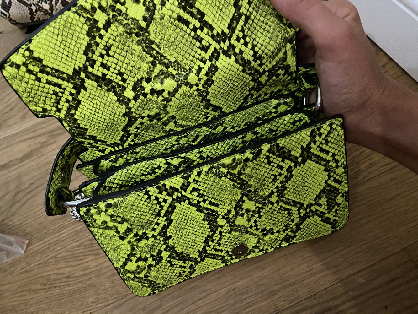 Neongelbe Schlangenmuster Tasche
