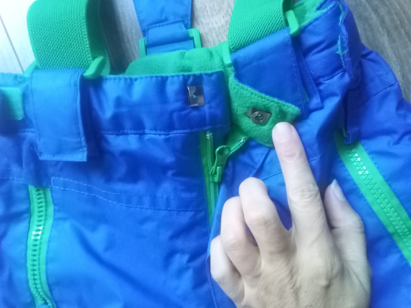 Skihose blau mit abnehmbaren Trägern 104/110 grün