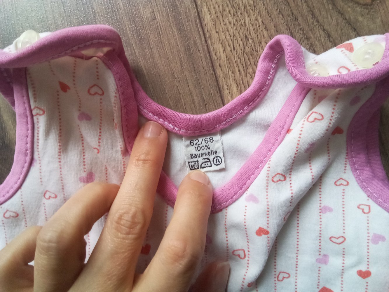 Strampler mit Fuß 62/68 weiß Herzen pink 100% Baumwolle