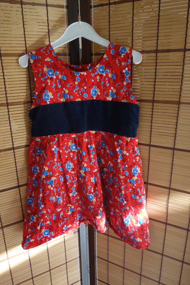 Kleid handmade geblümt 3-4 Jahre rot geknöpft Baumwolle