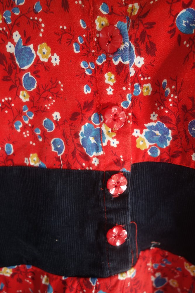 Kleid handmade geblümt 3-4 Jahre rot geknöpft Baumwolle