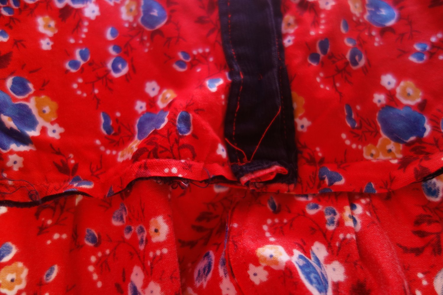 Kleid handmade geblümt 3-4 Jahre rot geknöpft Baumwolle