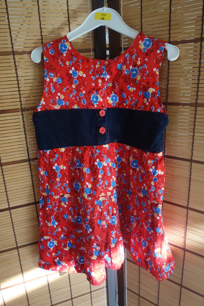 Kleid handmade geblümt 3-4 Jahre rot geknöpft Baumwolle
