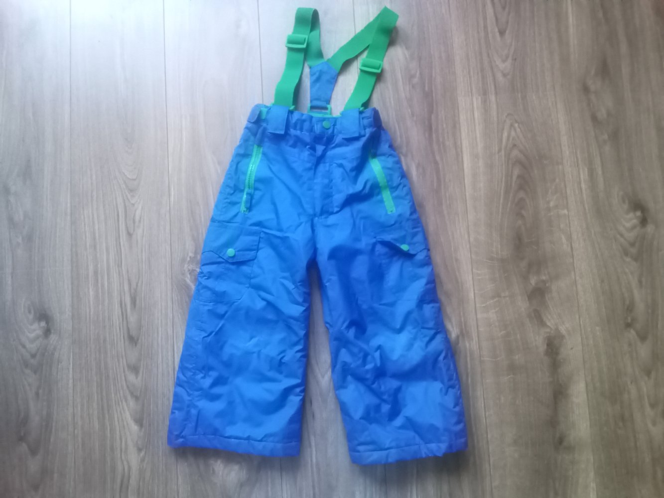 Skihose blau mit abnehmbaren Trägern 104/110 grün