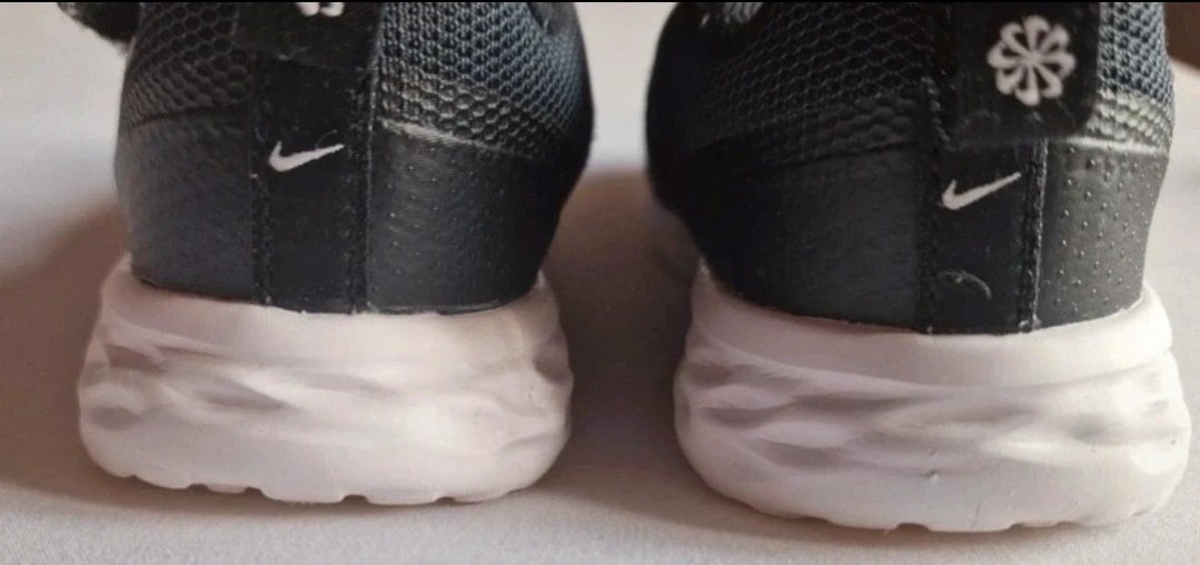 Schwarze nike Schuhe Gr.27