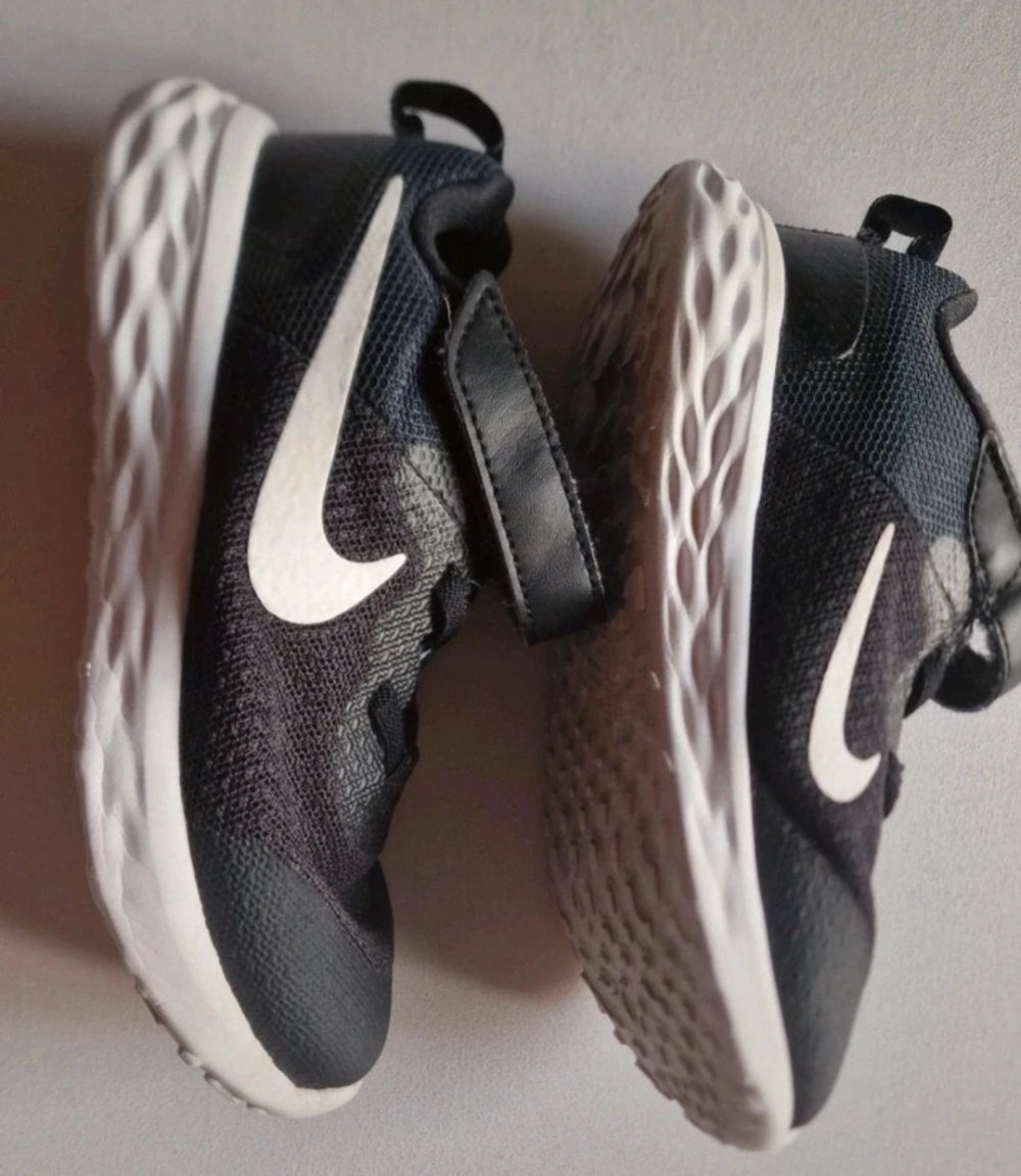 Schwarze nike Schuhe Gr.27