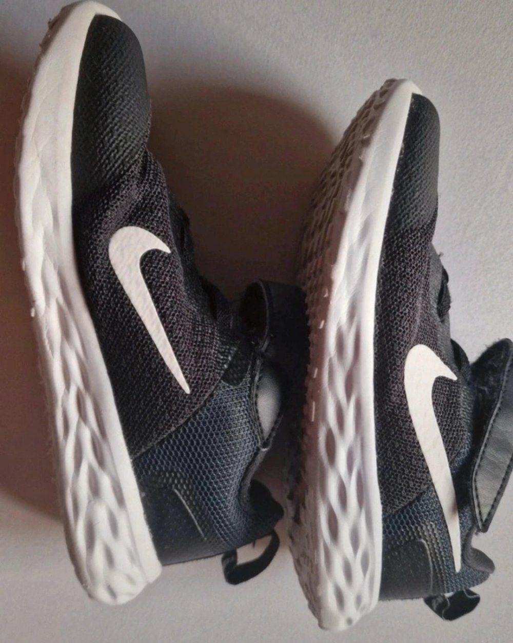 Schwarze nike Schuhe Gr.27