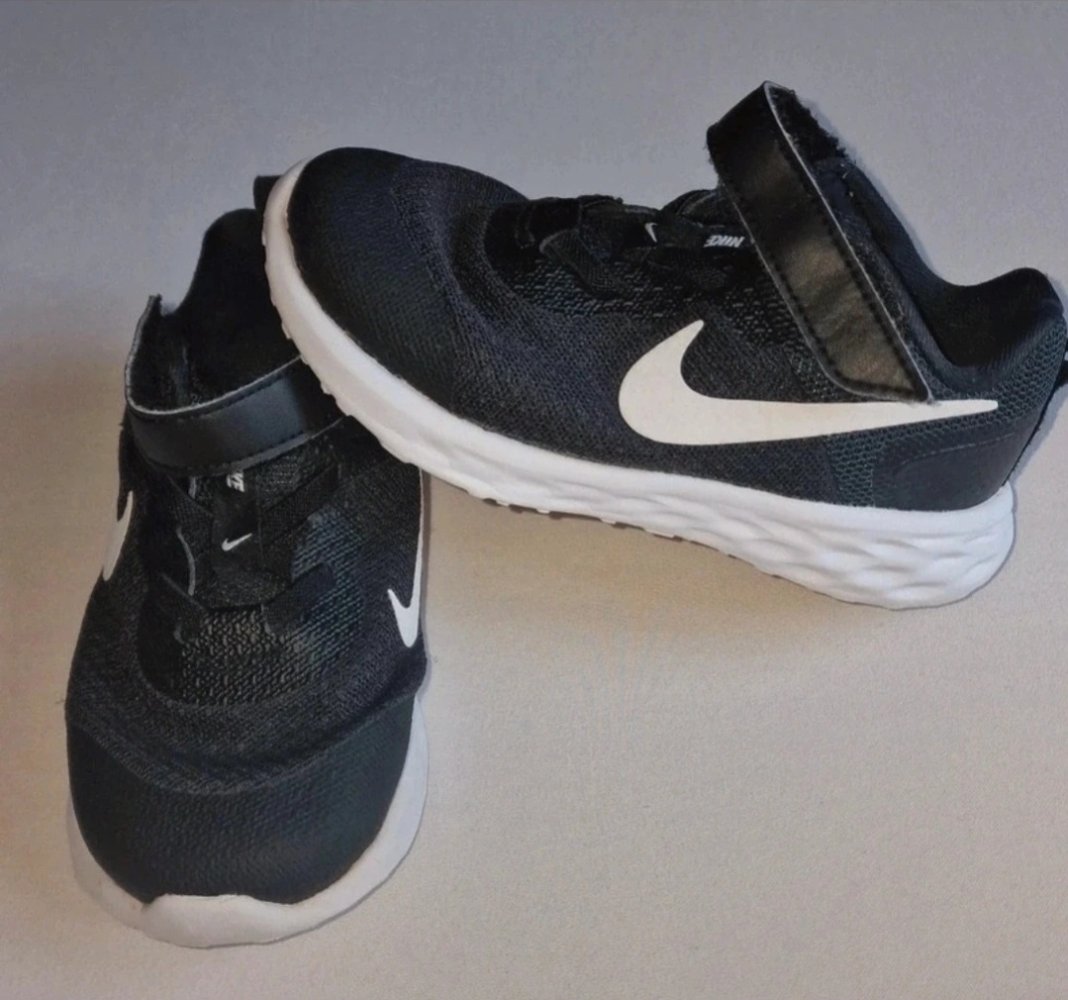 Schwarze nike Schuhe Gr.27