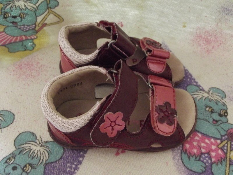 Sehr süße Sandalen Gr. 20 