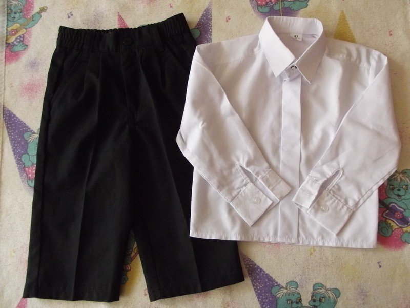 Schöne feine schwarze Hose und ein schönes weißes Hemd 