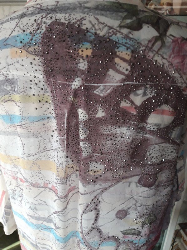 Schöne bunte leichte Bluse mit Glitzersteinchen
