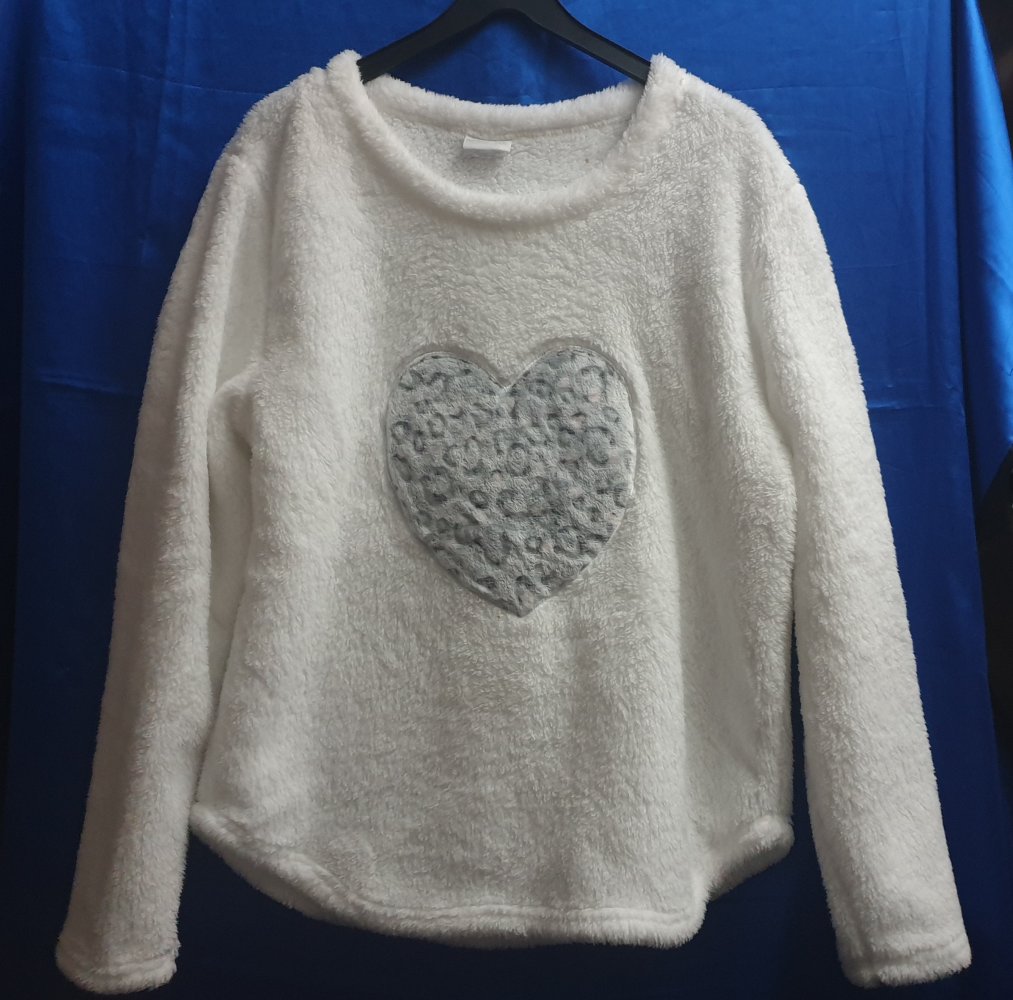 Flauschiger Pulli Gr. XL 48/50 mit  Herz in Weiß