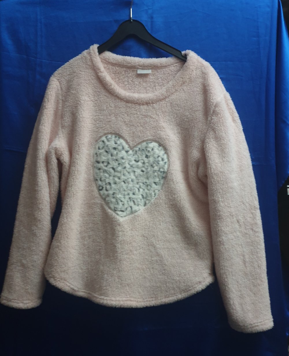 Flauschiger Pulli Gr. XL 48/50 mit  Herz in Rosa
