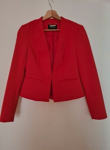 Stilsicher im Büro oder bei besonderen Anlässen: Klassischer roter Kurzblazer