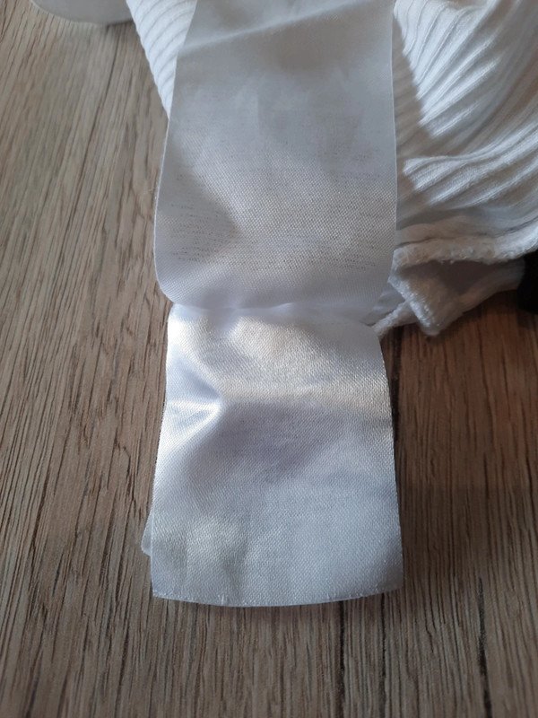 Bauchfreies T-Shirt mit Schleifen