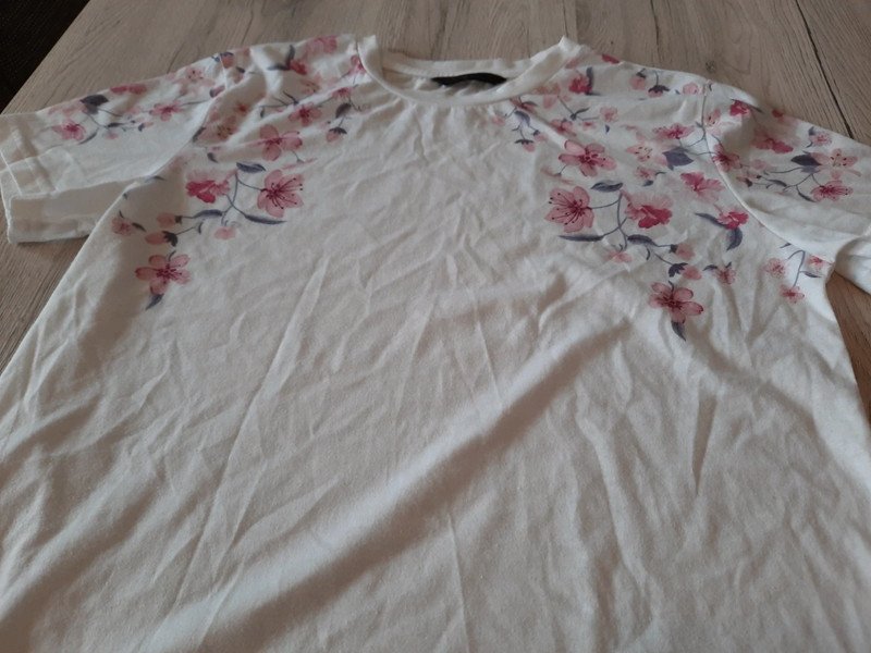 Weißes T-Shirt mit Blumenmuster