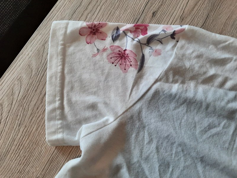 Weißes T-Shirt mit Blumenmuster